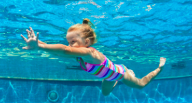  een zwemmend kind.